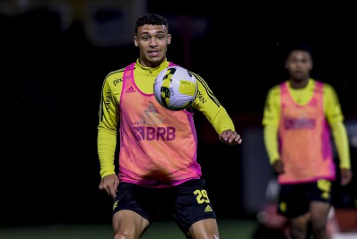 Victor Hugo sofre fratura no pé direito e desfalcará o Flamengo