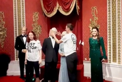 Ativistas jogam torta na estátua de cera do rei Charles em museu em Londres