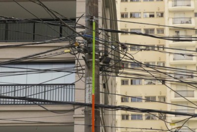Enel já retirou cinco toneladas de fios irregulares de postes em 2022