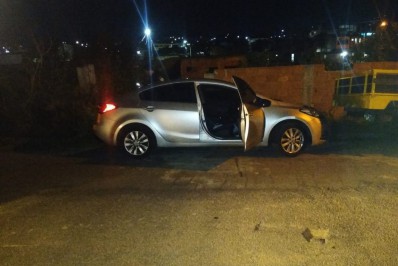 PM recupera carro roubado em Cabo Frio