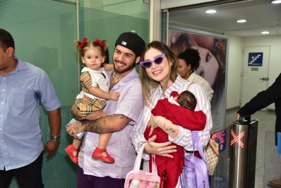 Virginia Fonseca e Zé Felipe deixam a maternidade com a filha Maria Flor