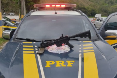 PRF apreende fuzil em Piraí