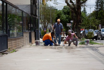 Prefeitura inicia reparos emergenciais nas calçadas da Rua 33