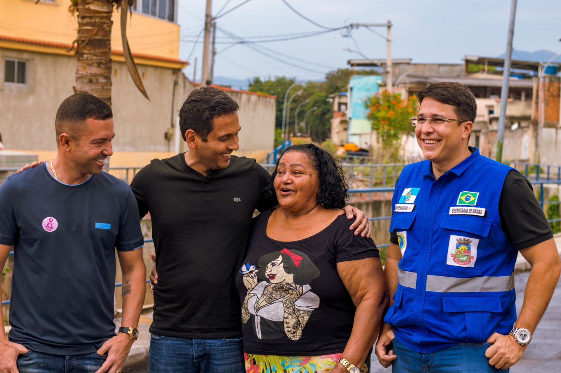 O prefeito Abraãozinho, ao lado da moradora Maria da Luz Barbosa, do vereador Rafael Nobre e do secretário de Obras, Flávio Vergueiro - Divulgação / PMN