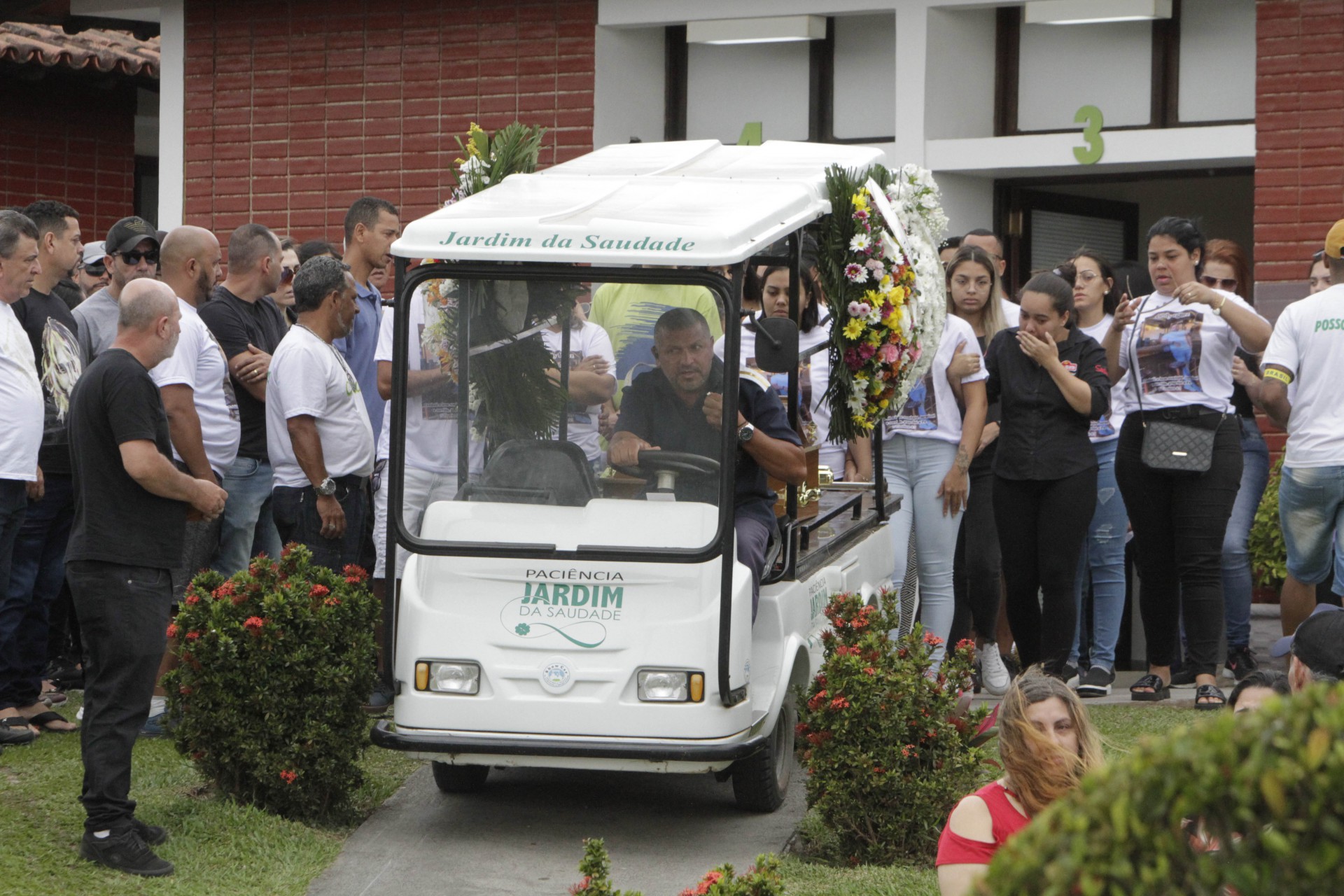 Enterro do Empresario Alexandre Pinheiro de 37 anos, em Paciência.  - Marcos Porto/Agencia O Dia