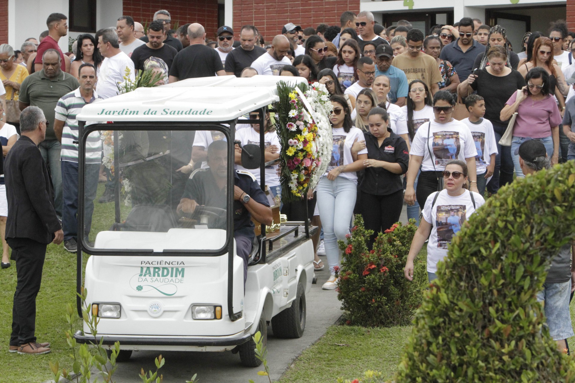 Enterro do Empresario Alexandre Pinheiro de 37 anos, em Paciência.  - Marcos Porto/Agencia O Dia