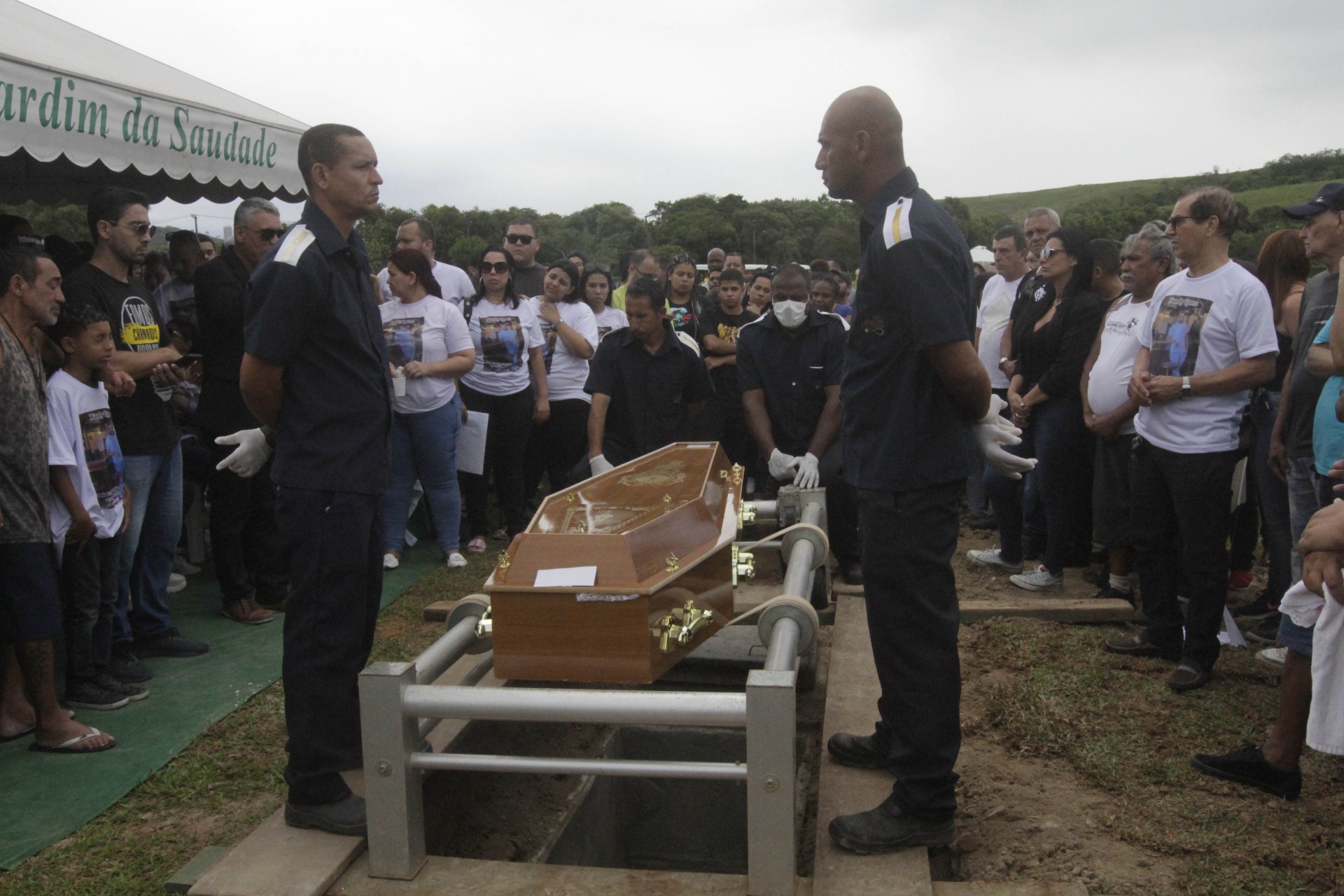 Enterro do Empresario Alexandre Pinheiro de 37 anos, em Paciência.  - Marcos Porto/Agencia O Dia