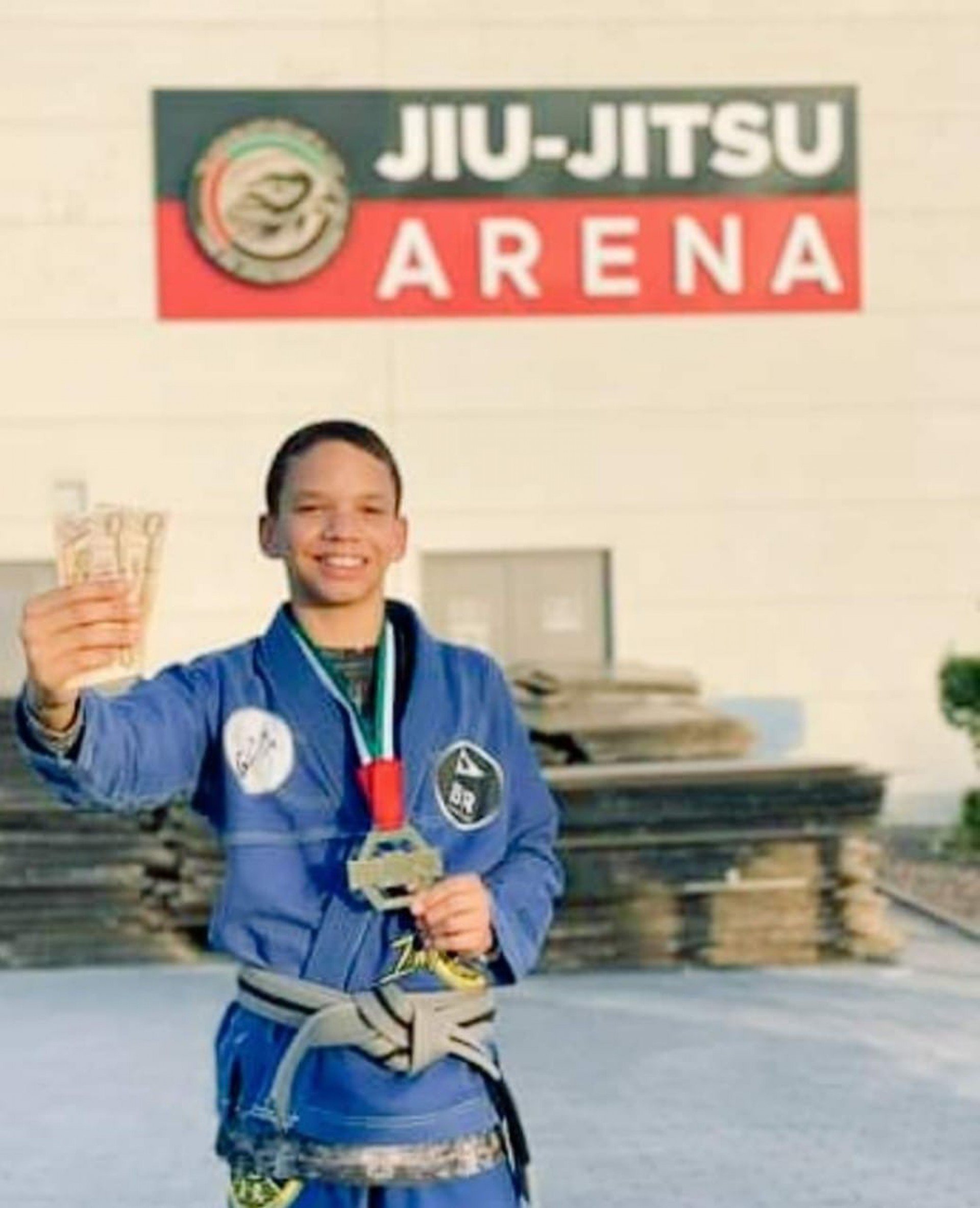Atleta angrense de 13 anos conquista título de ouro no exterior. - Divulgação/rede social