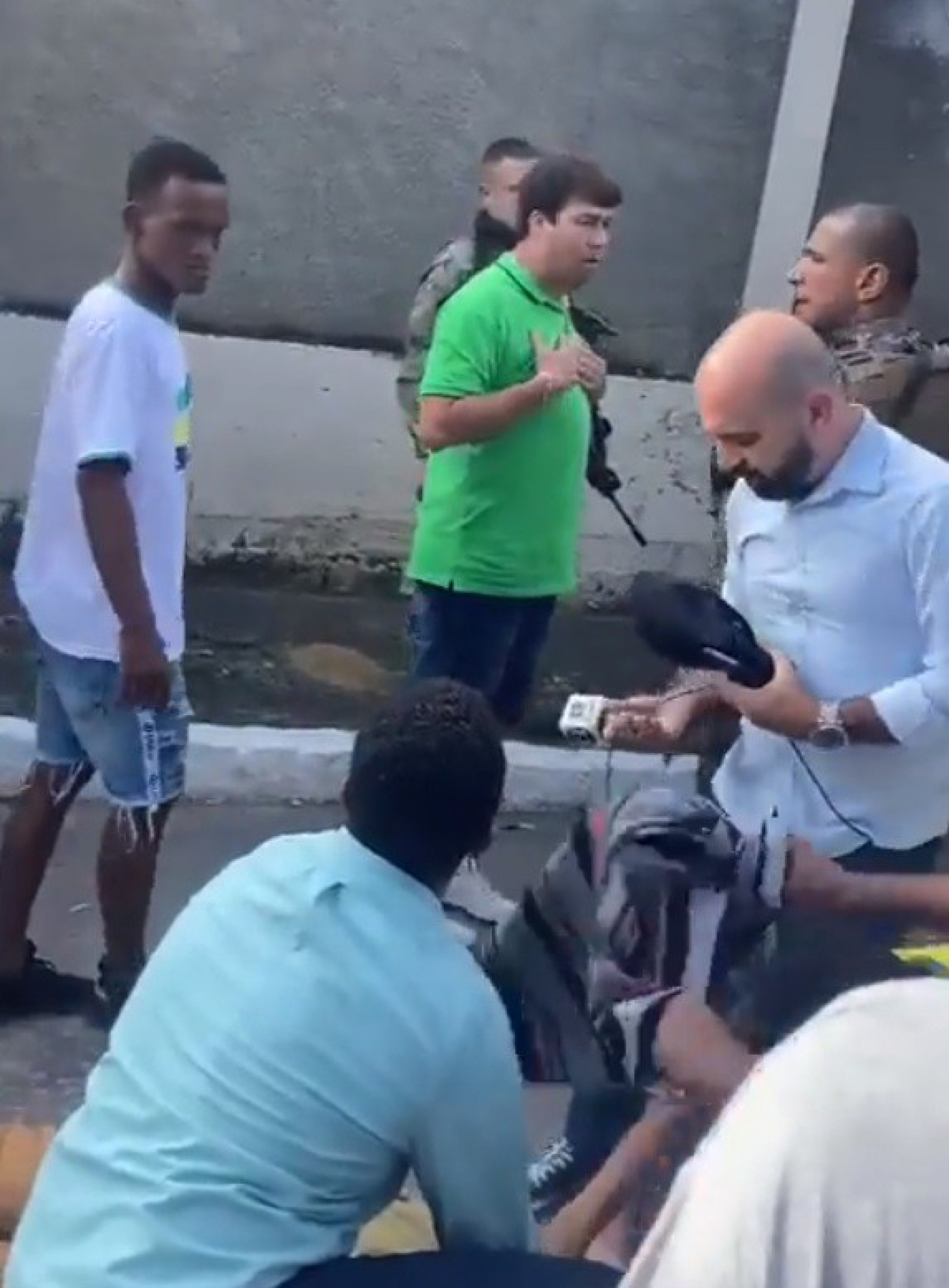 Diogo (de camiseta verde), no local, após a agressão ao cinegrafista da Inter TV