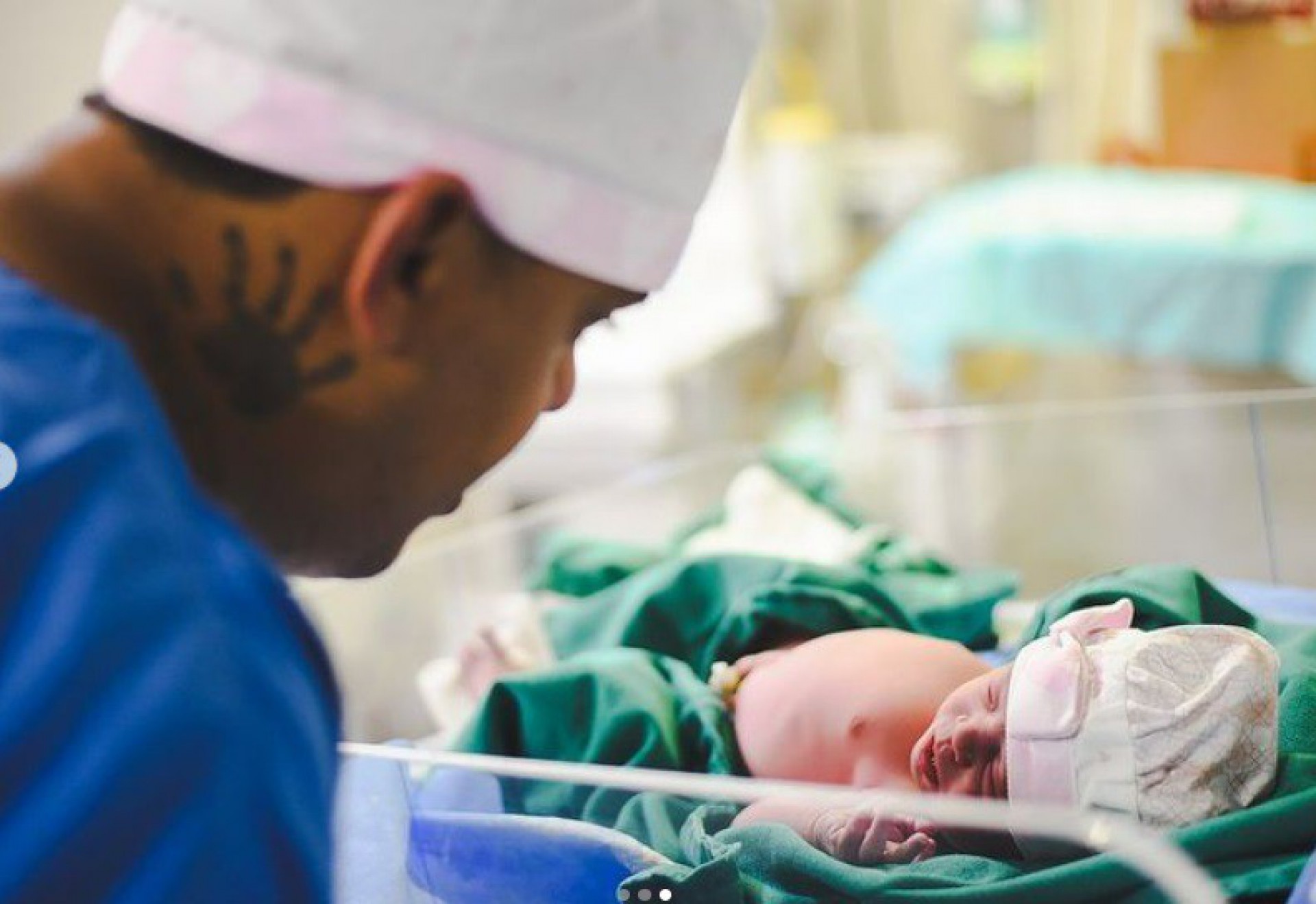 Thiago Aquino e a mulher anunciam o nascimento da filha - Reprodução do Instagram 