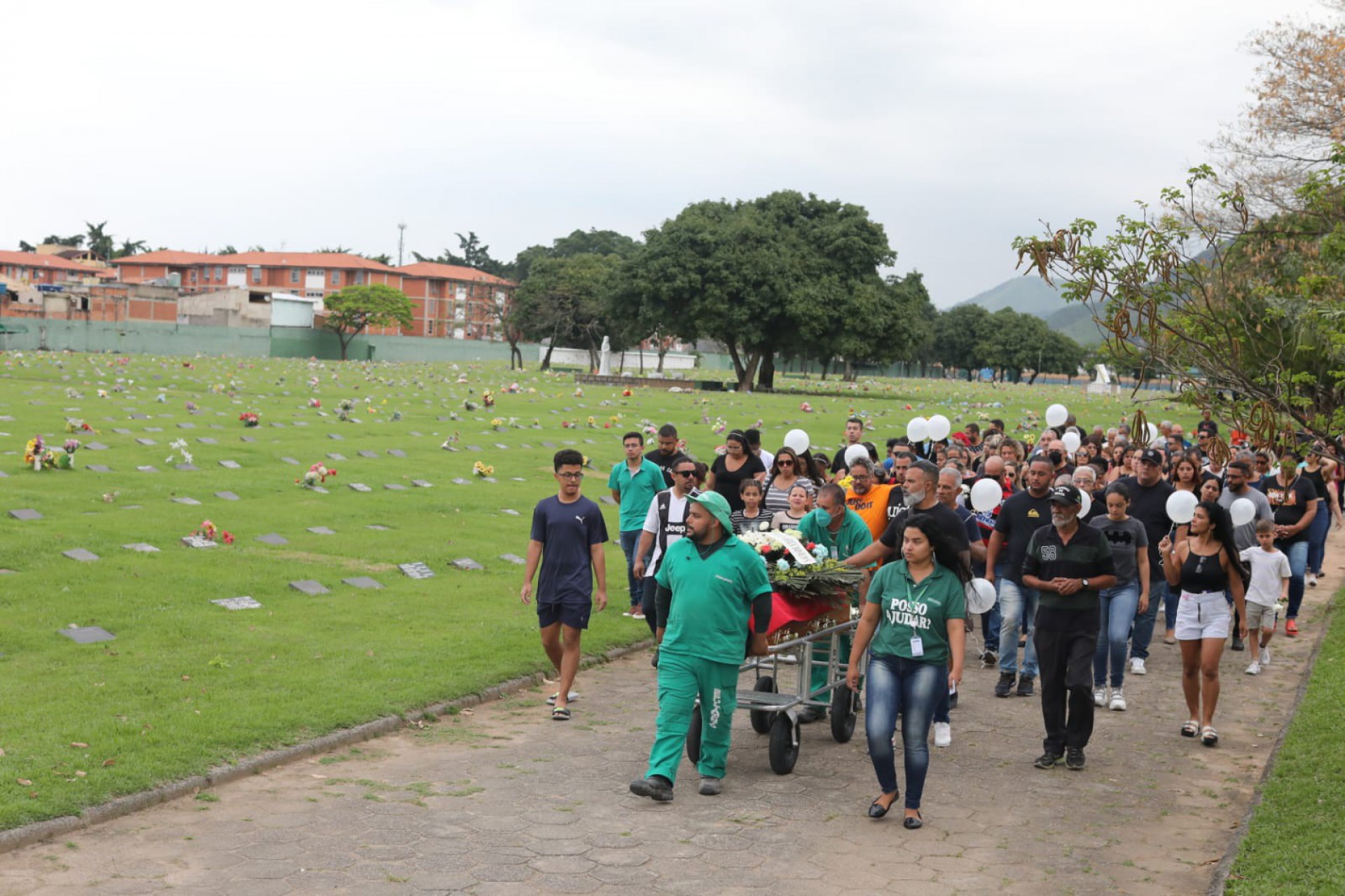 Enterro de Ronald Sant'anna, de 54 anos, morto por uma retroescavadeira após discussão de trânsito na Baixada Fluminense - Pedro Ivo/Agência O Dia