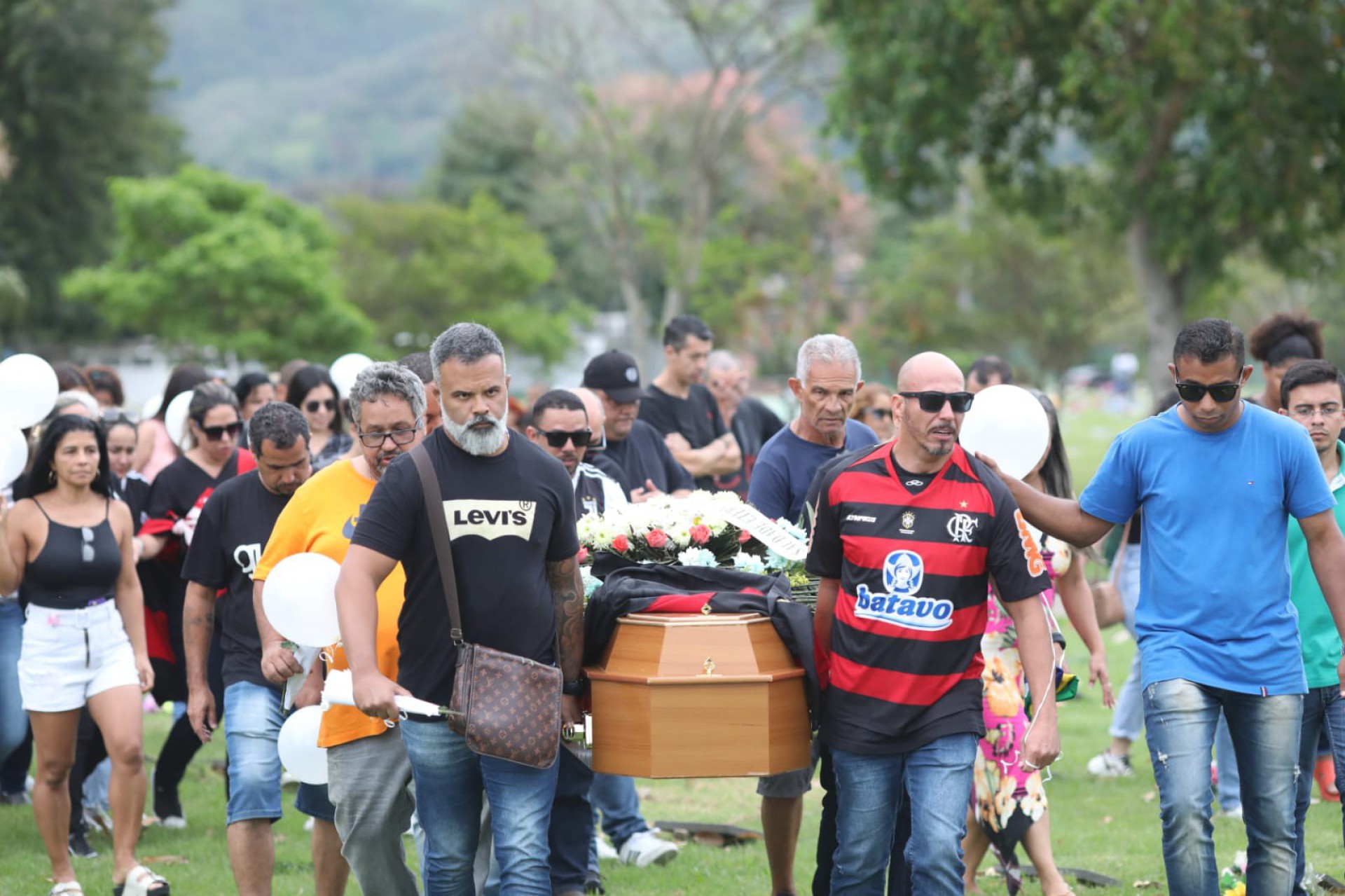 Enterro de Ronald Sant'anna, de 54 anos, morto por uma retroescavadeira após discussão de trânsito na Baixada Fluminense - Pedro Ivo/Agência O Dia