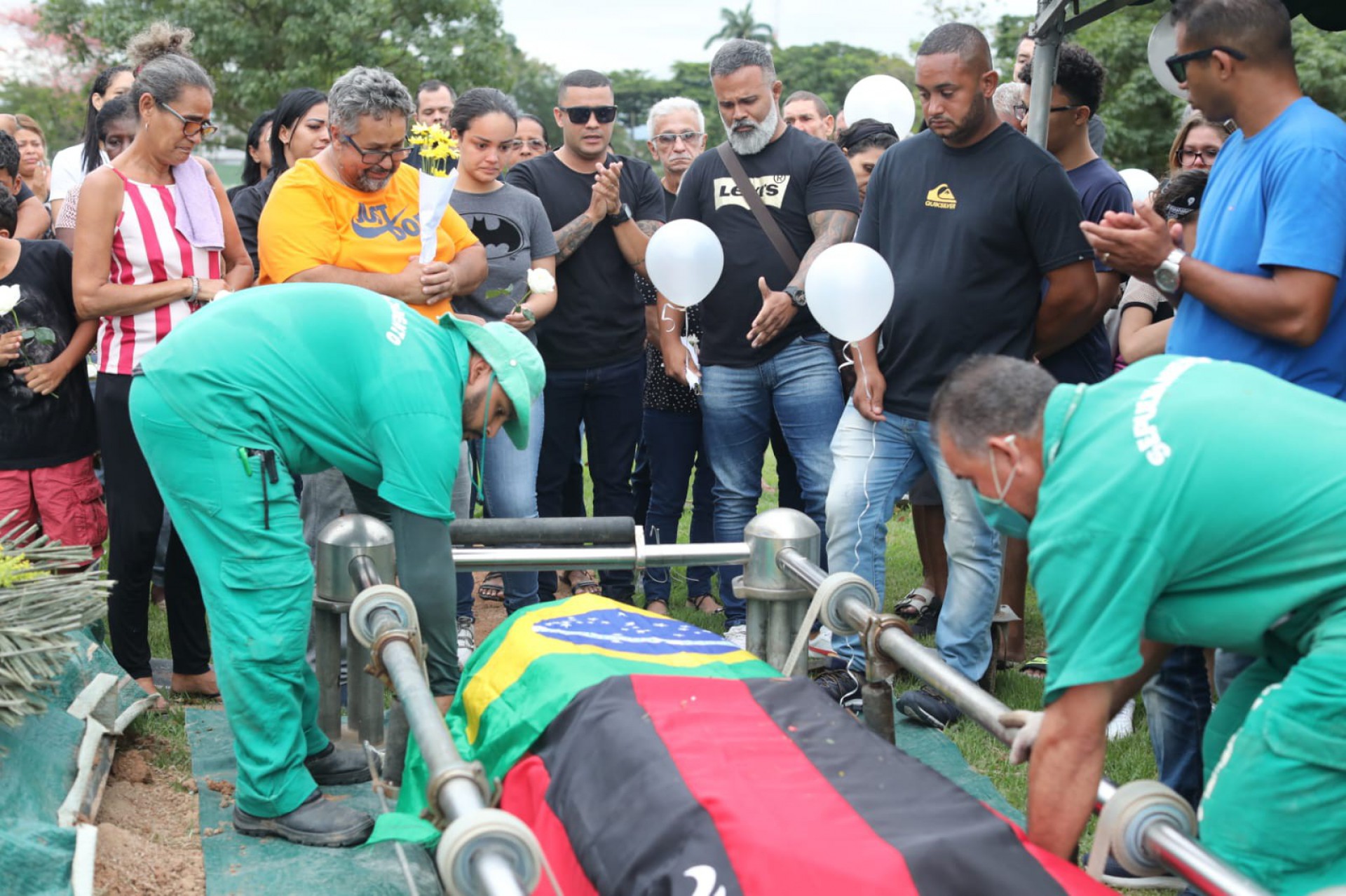 Enterro de Ronald Sant'anna, de 54 anos, morto por uma retroescavadeira após discussão de trânsito na Baixada Fluminense - Pedro Ivo/Agência O Dia