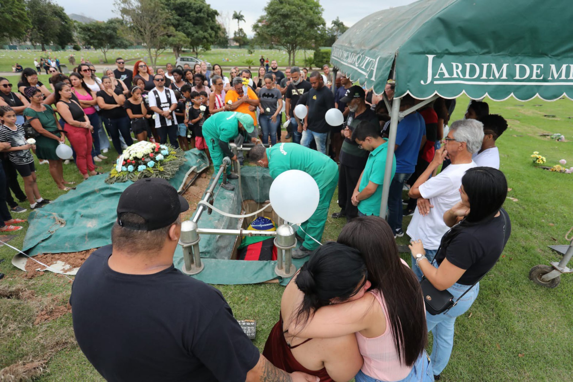 Enterro de Ronald Sant'anna, de 54 anos, morto por uma retroescavadeira após discussão de trânsito na Baixada Fluminense - Pedro Ivo/Agência O Dia