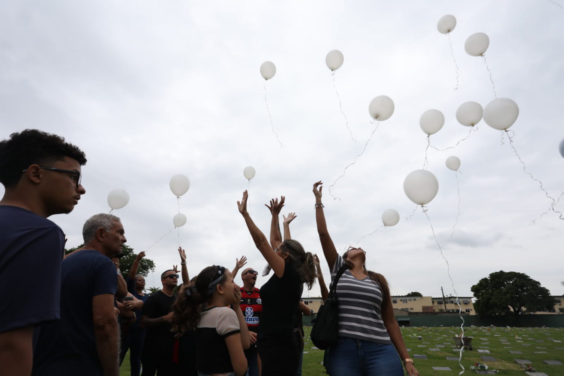 Enterro de Ronald Sant'anna, de 54 anos, morto por uma retroescavadeira após discussão de trânsito na Baixada Fluminense - Pedro Ivo/Agência O Dia