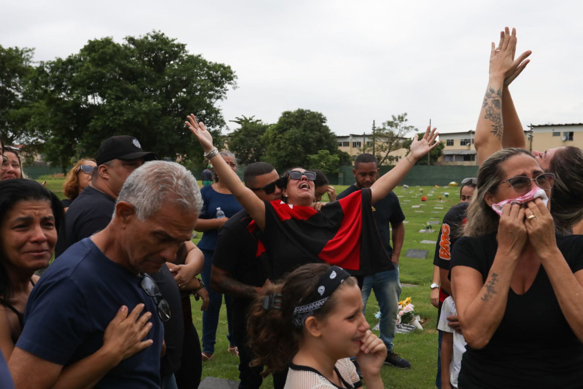 Enterro de Ronald Sant'anna, de 54 anos, morto por uma retroescavadeira após discussão de trânsito na Baixada Fluminense - Pedro Ivo/Agência O Dia