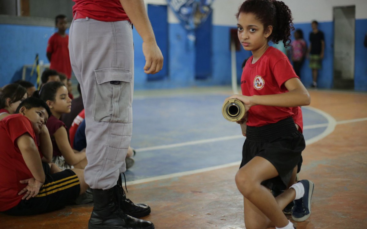 A jovem Let&iacute;cia Vasconcellos faz parte do curso de bombeiros-mirins