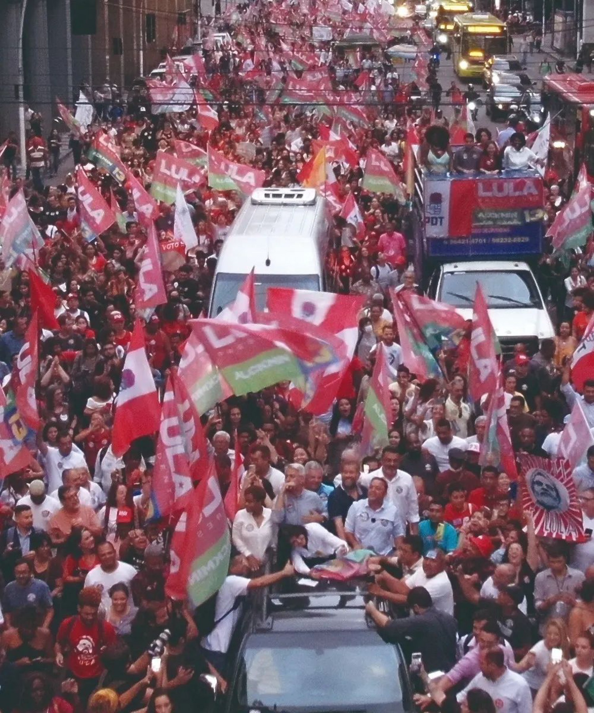 Durante a passeata, os manifestantes empunharam bandeiras do Lula, do Partido dos Trabalhadores (PT) e do Cidadania - Reprodução/Facebook