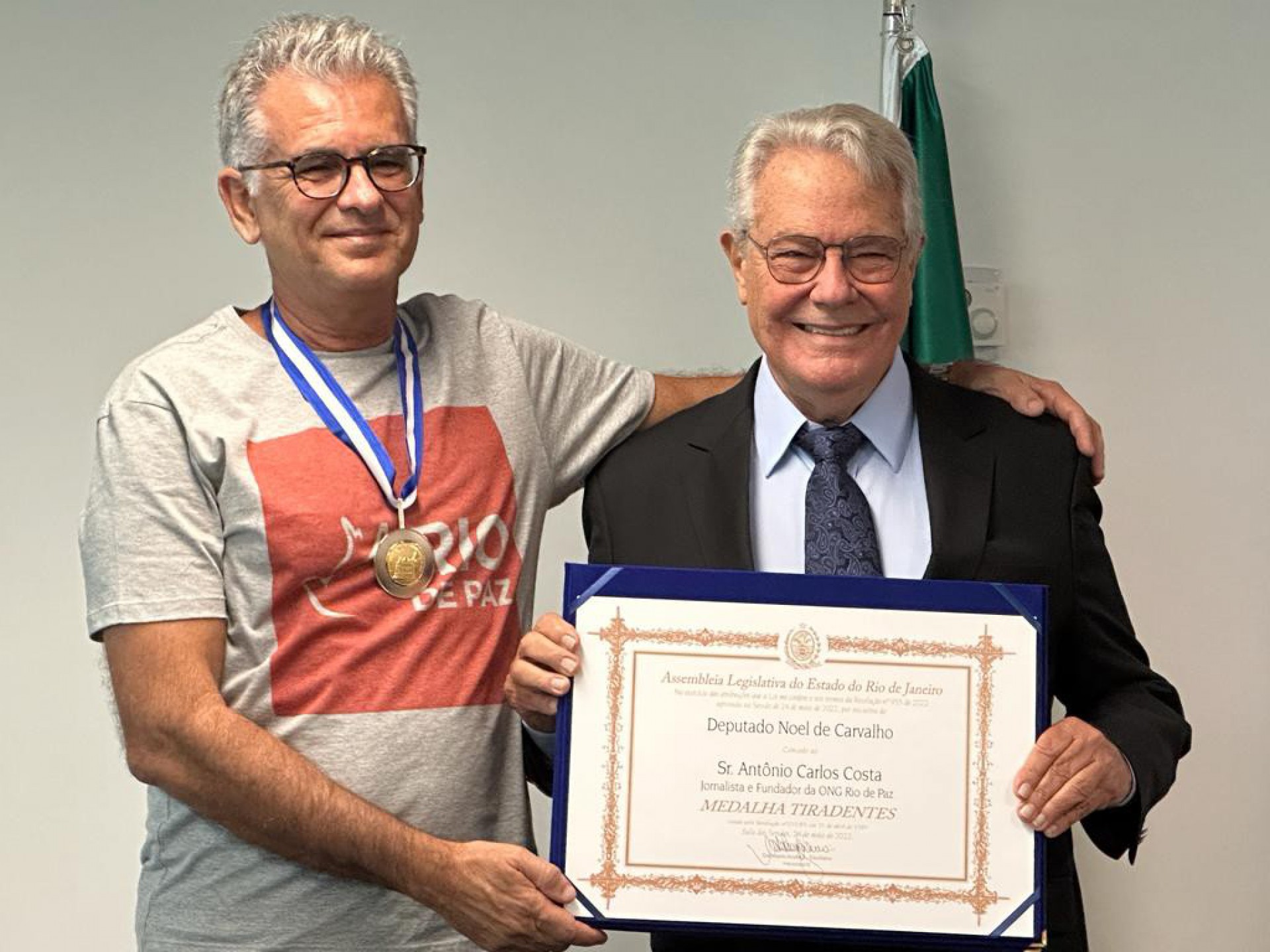 Presidente da ONG Rio de Paz, Antônio Carlos Costa, recebe Medalha Tiradentes, concedida pelo deputado estadual Noel de Carvalho (Solidariedade) - Reprodução/Redes sociais
