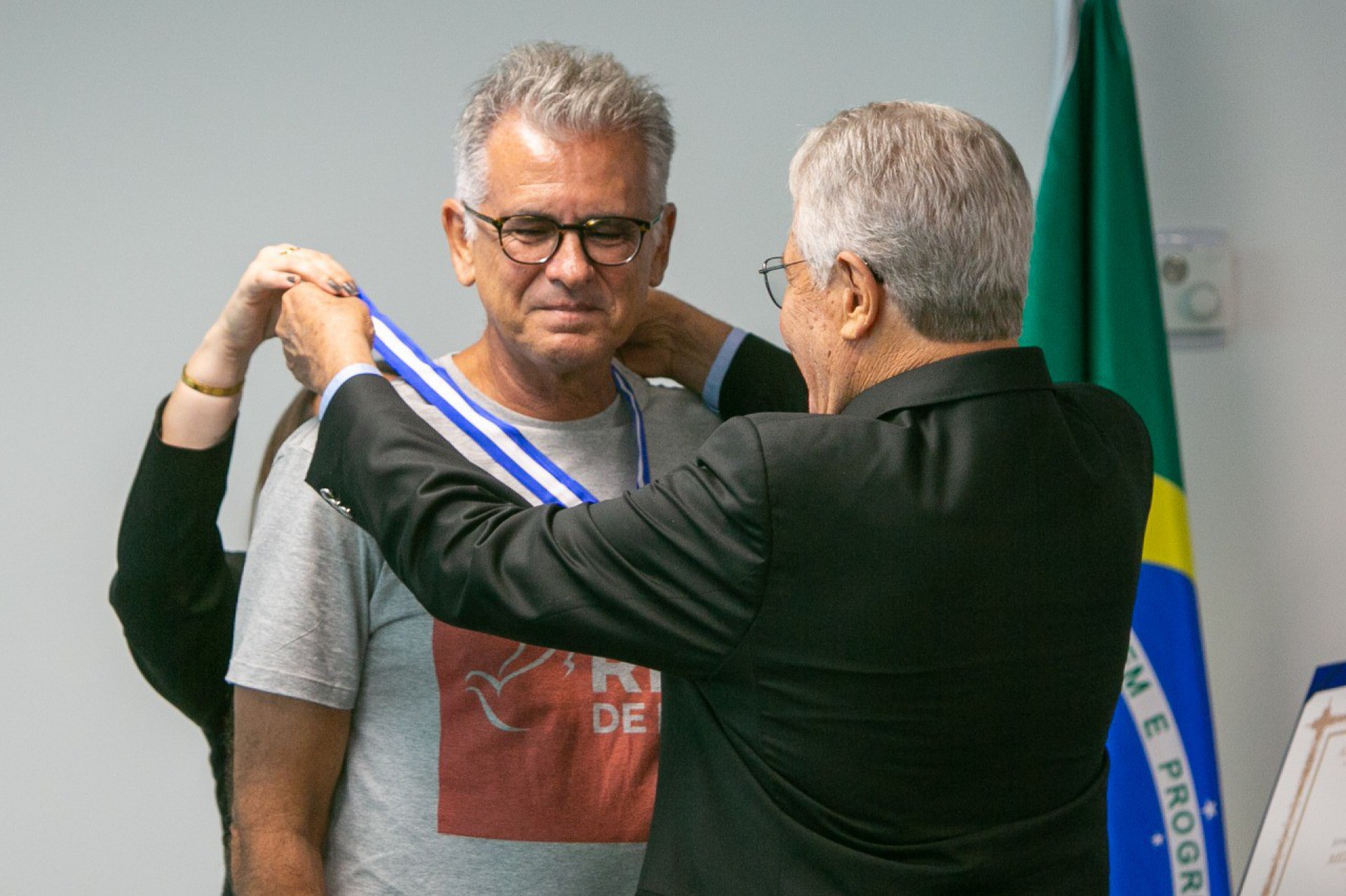 Presidente da ONG Rio de Paz, Antônio Carlos Costa, recebe Medalha Tiradentes na Alerj - Reprodução/Redes sociais