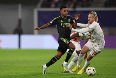 Vini e Rodrygo marcam, mas Real Madrid perde invencibilidade na Liga dos Campeões