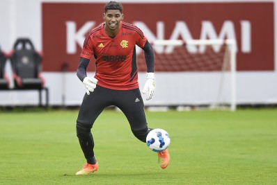 Flamengo tem planos de negociar Hugo Souza no ano que vem