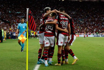 Com polêmicas de arbitragem, Flamengo vence o Santos no último compromisso antes da final da Libertadores
