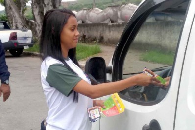 Estudantes conscientizam motoristas sobre uso de celular ao volante