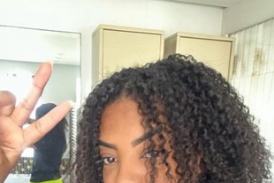 Ludmilla posa com seus cachos naturais e arranca elogios dos fãs