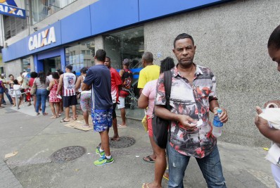 Beneficiários do Auxílio Brasil enfrentam filas para consignado; liberação de recursos é suspensa
