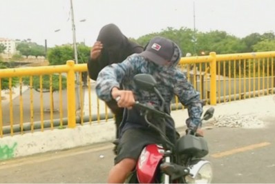 Vídeo: Ladrões tentam roubar equipe de TV em frente a estádio da final da Libertadores