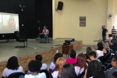 Alunos entrevistam jornalista da prefeitura de Barra Mansa