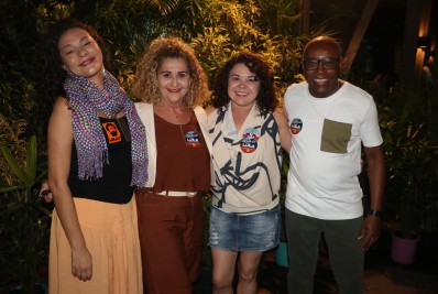 Atores de 'Travessia' usam adesivo de Lula em festa do elenco