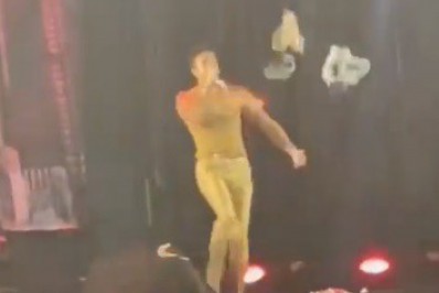 Luan Santana ganha 'chuva de calcinhas' durante show em São Paulo