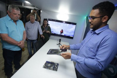 Prefeito de Niterói Axel Grael visita carreta com a tecnologia 5G  