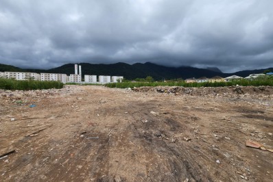 Com auxílio de helicóptero, Prefeitura e PM interditam aterro de entulho clandestino na Zona Oeste