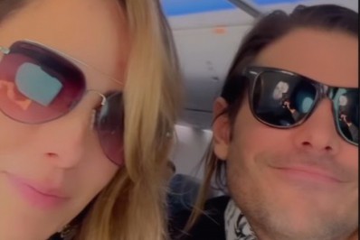 Wanessa e Dado Dolabella viajam juntinhos de avião