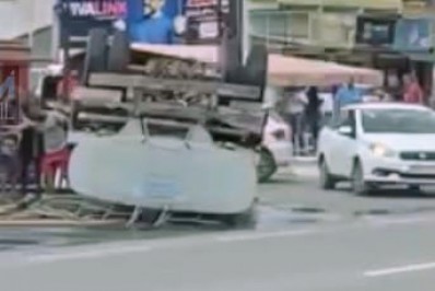 Caminhão capota em Maricá