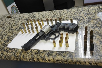 PM apreende arma com homem suspeito de agredir esposa em Volta Redonda
