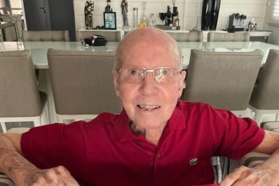 Marinho presenteia Zagallo com camisa do Flamengo da final da Copa do Brasil