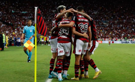Tropeça no pé, diz VAR sobre lance polêmico em Flamengo x Santos