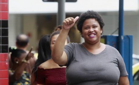 Fila na agencia da Caixa Economica para retirar emprestimo no Auxilio Brasil. Movimentação na agência do Meier, Zona Norte do Rio. Na foto, Maria Beatriz Amaral, 30 anos. - Reginaldo Pimenta / Agencia O Dia