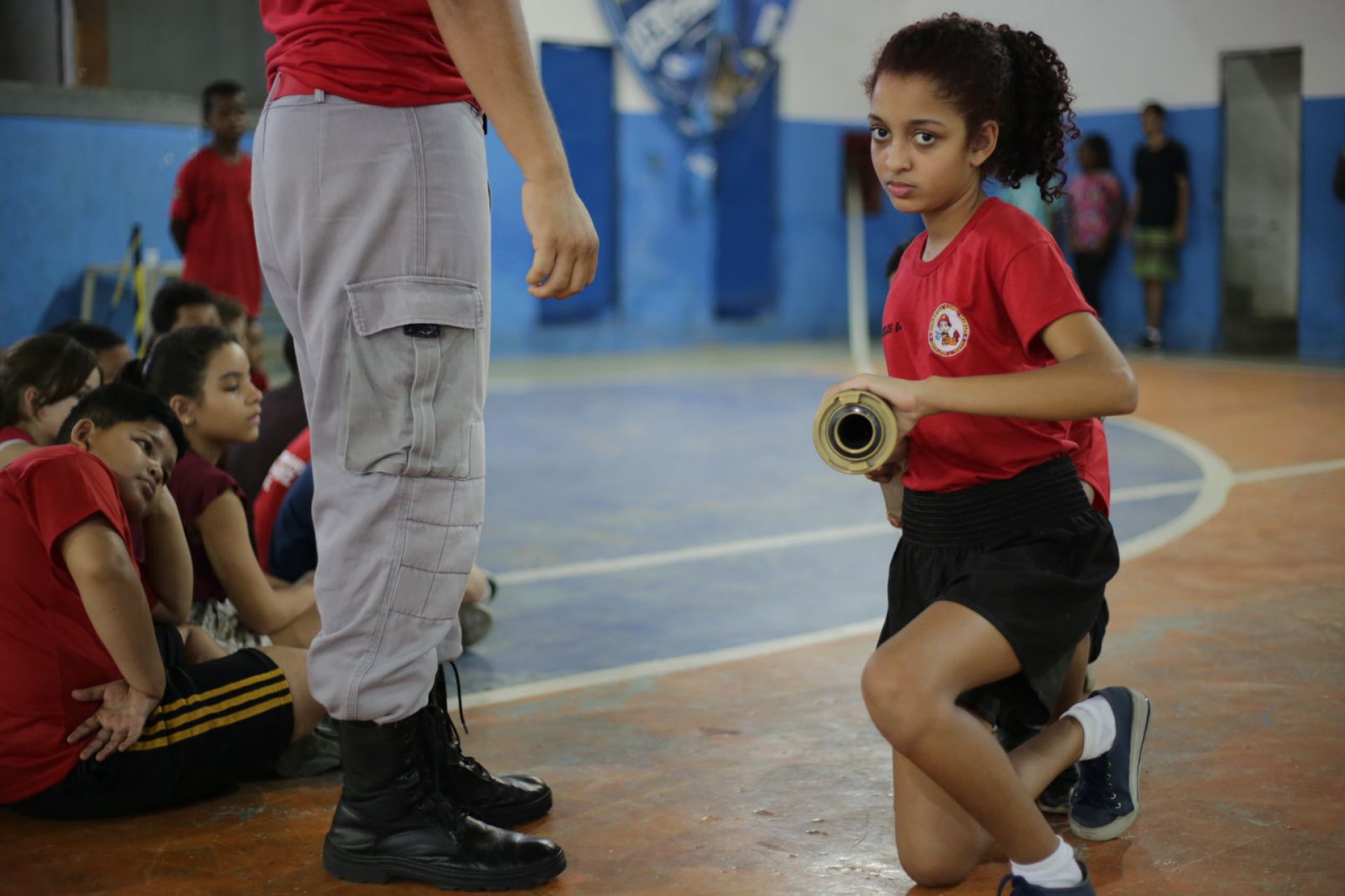 A jovem Let&iacute;cia Vasconcellos faz parte do curso de bombeiros-mirins - Rafael Barreto / PMBR