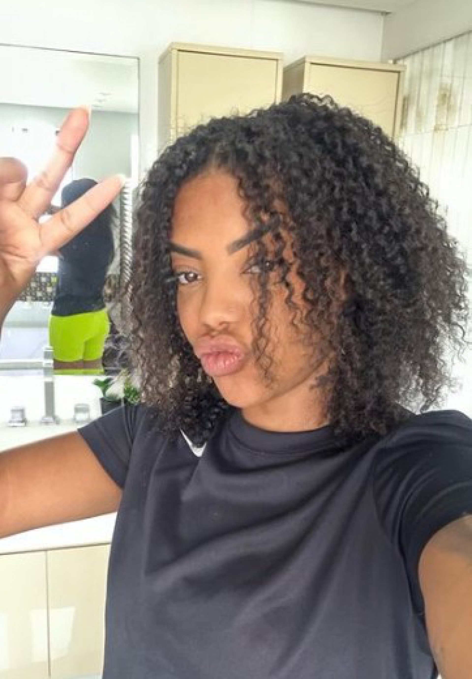 Ludmilla posa com seus cachos naturais - Reprodução Internet