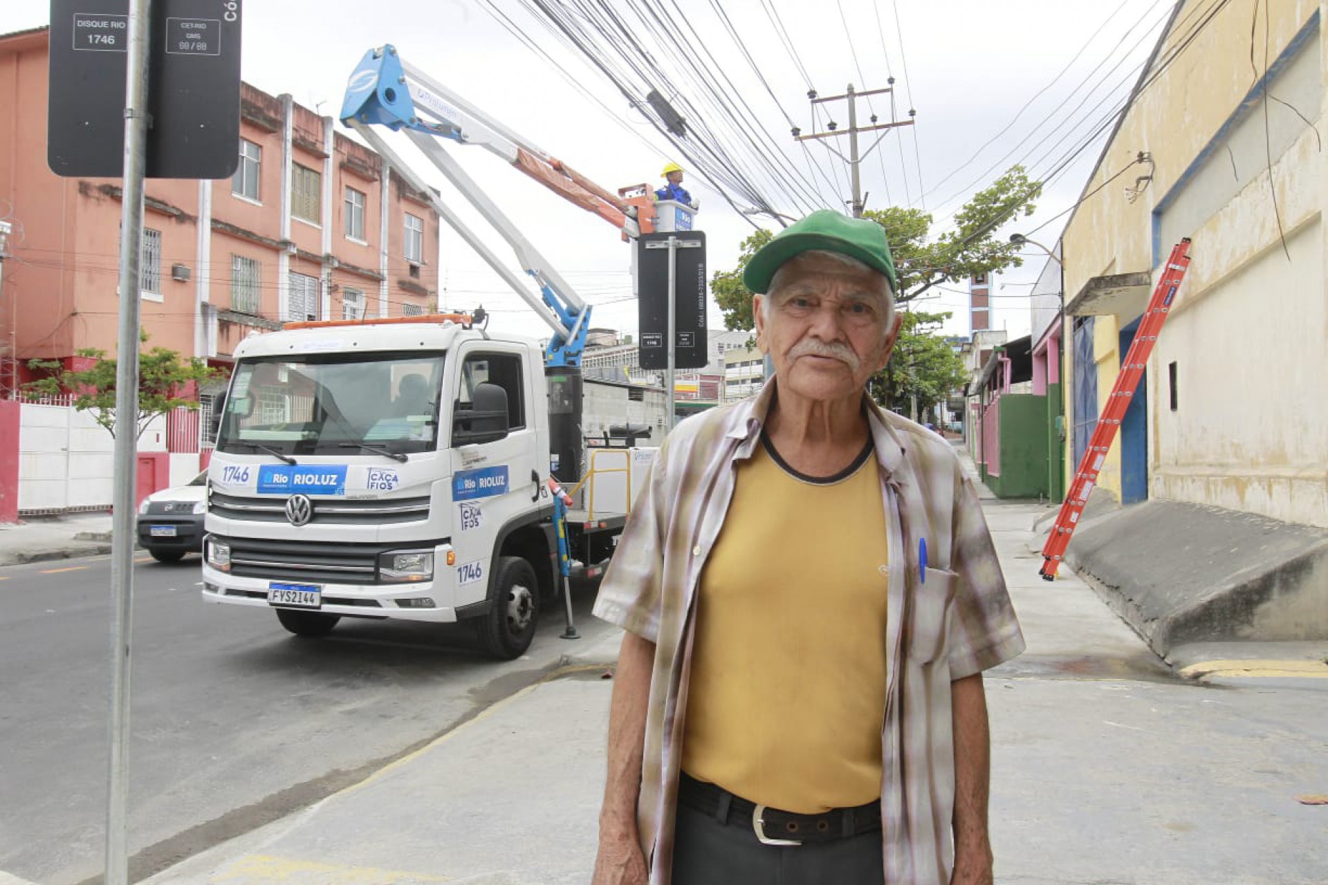 Hilário Rodrigues, 86, diz que já viu um acidente graças aos fios soltos e elogia a remoção - Reginaldo Pimenta/Agência O Dia