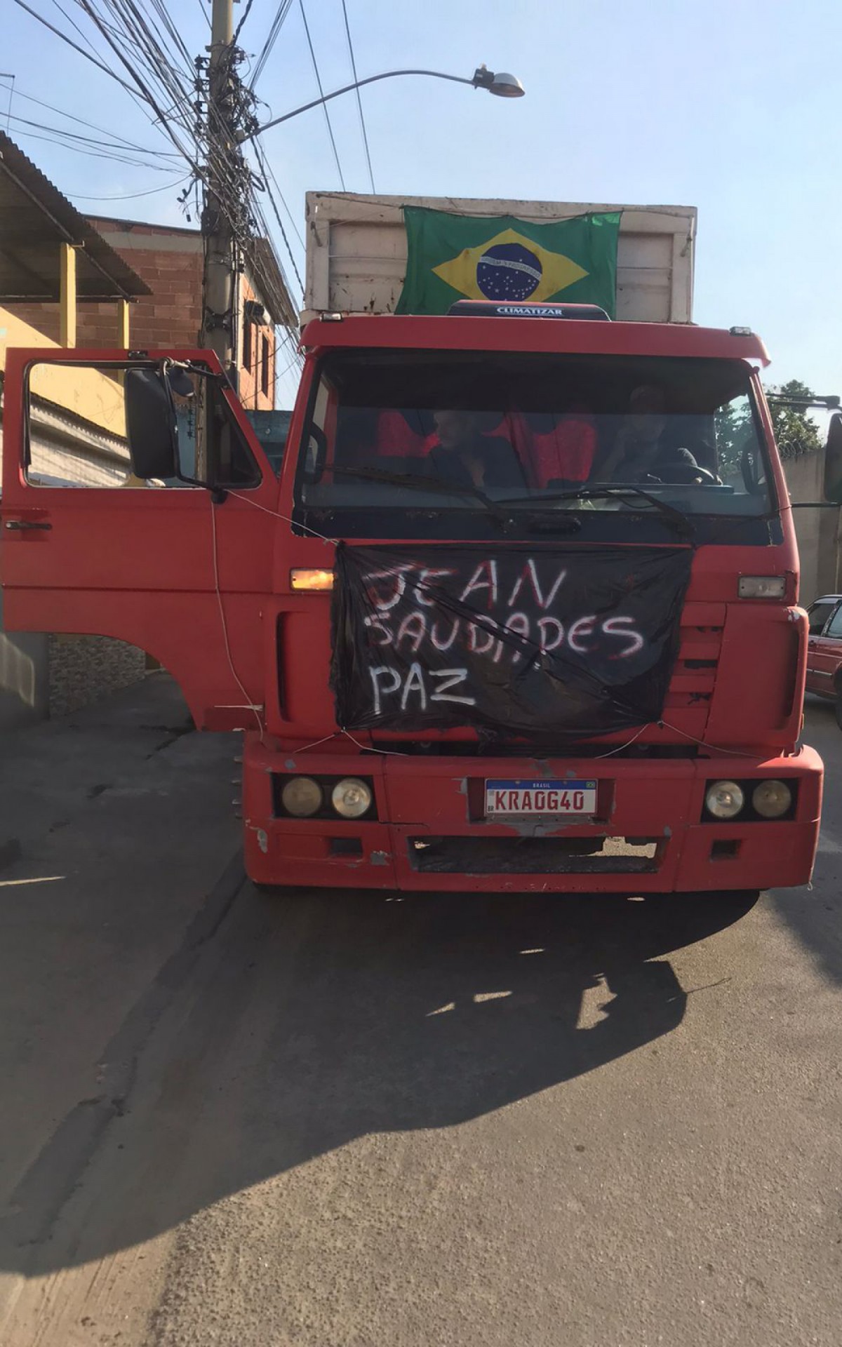 Motoristas de caminhão seguiram buzinando pela Avenida Brasil, com faixas penduradas nos veículos com o nome da vítima - Reprodução/Redes Sociais