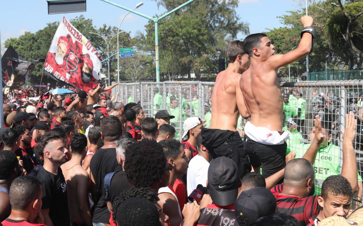 Torcida do Flamengo acompanhou a chegada do time no aeroporto do Gale&atilde;o, antes do embarque para o Equador, onde se sagraram campe&otilde;es da Copa Libertadores da Am&eacute;rica