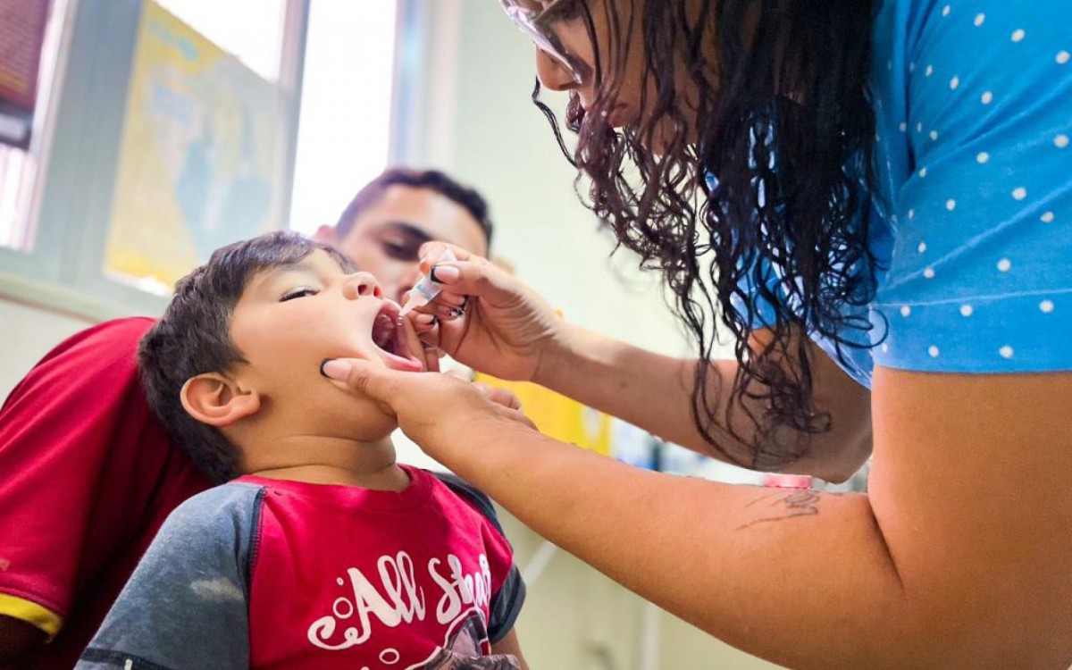 Al&eacute;m de vacinar contra a poliomielite, o Dia D serviu tamb&eacute;m para atualizar a caderneta de vacina&ccedil;&atilde;o
