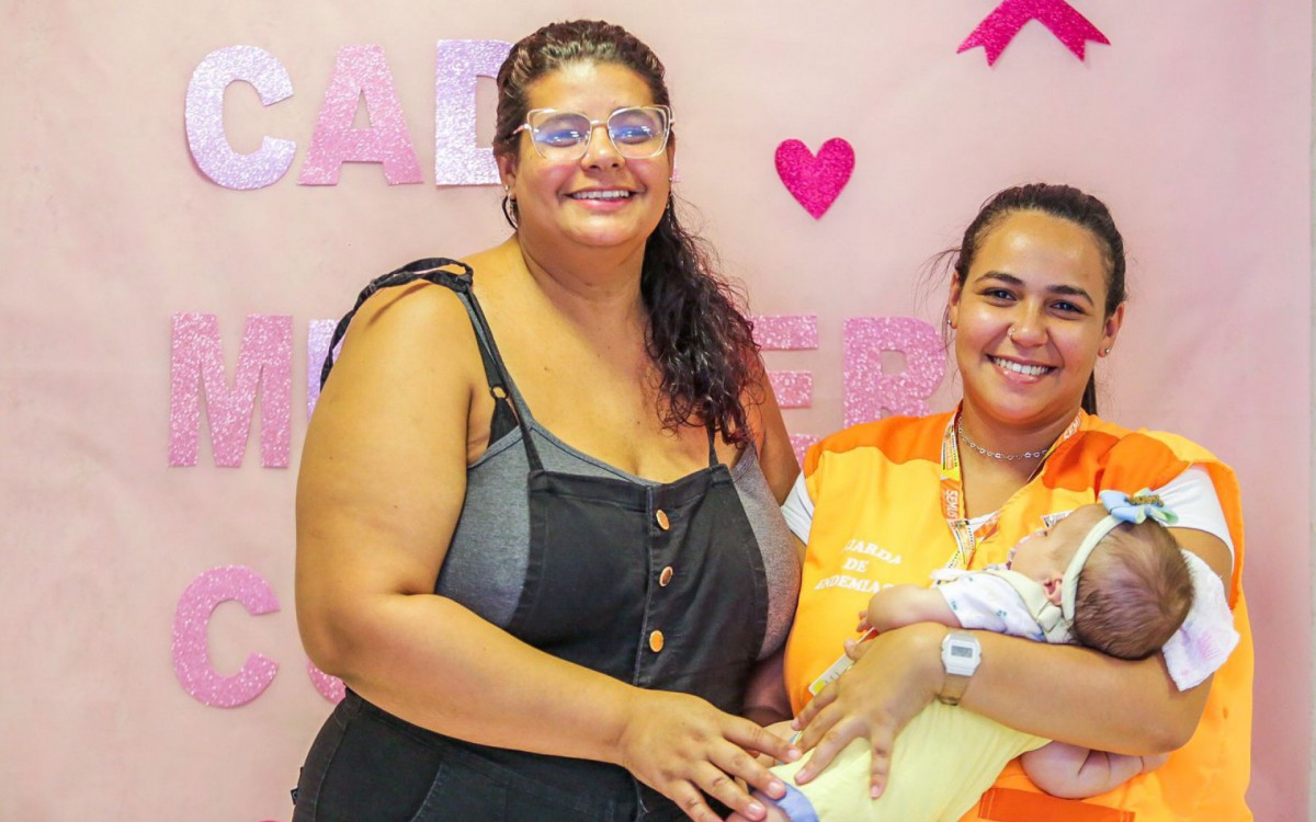 A agente Larissa Oliveira, com a pequena Lorena, descobriu, no ano passado, a gravidez atrav&eacute;s de sangue no mutir&atilde;o da Sa&uacute;de