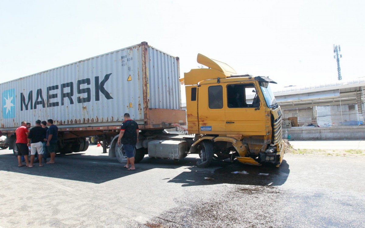 O motorista transportava um caminhão de uma empresa estrangeira na Avenida Brasil, altura do Complexo da Maré - Reginaldo Pimenta/Agência O DIA